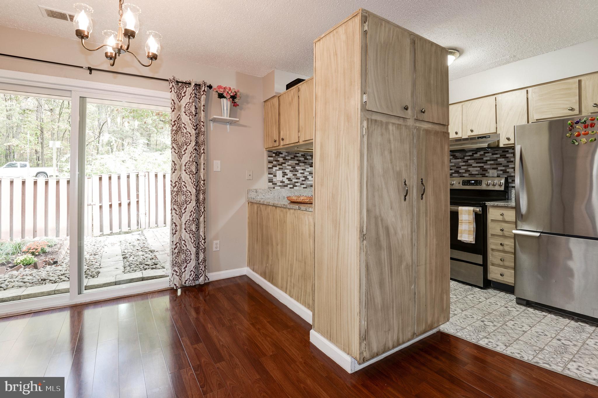 2334 Southgate Square Reston, VA 20191 - Photo 9 of 46 Dining room