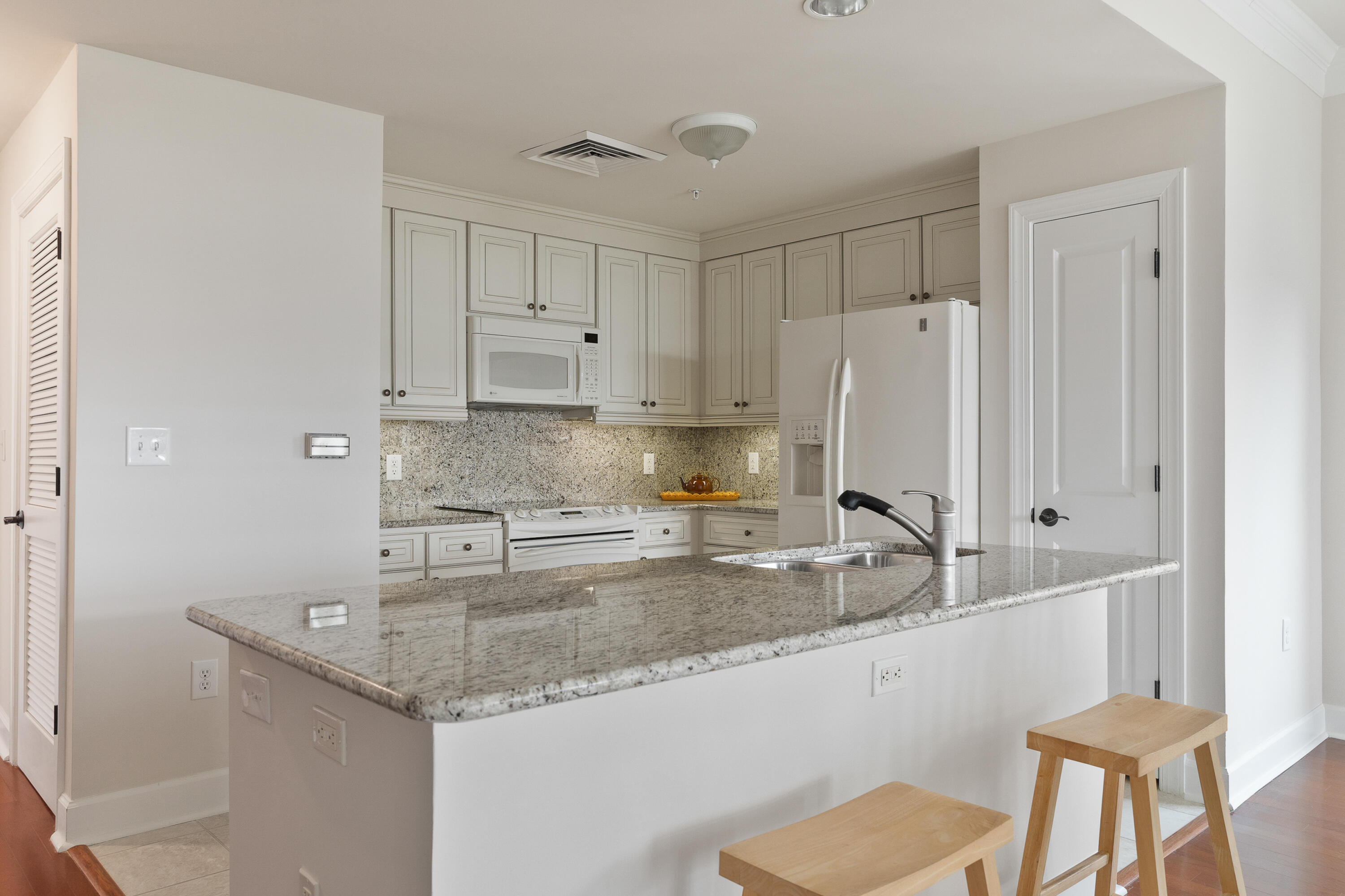 33 Calhoun Street, Unit 235 Charleston, SC 29401 - Photo 6 of 25 33CalhounSt-KeenEyeMarketing-15