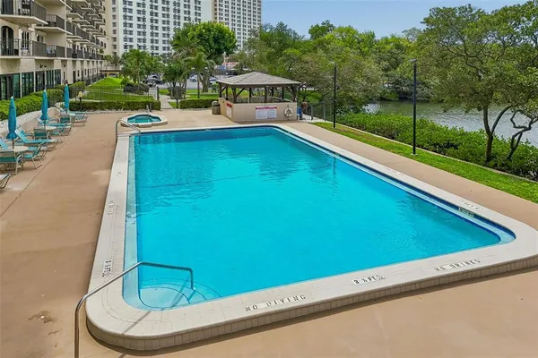 $2,300 | 7050 Sunset Drive South, Unit 605, South Pasadena, FL 33707