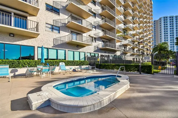 $2,500 | 7050 Sunset Drive South, Unit 605, South Pasadena, FL 33707
