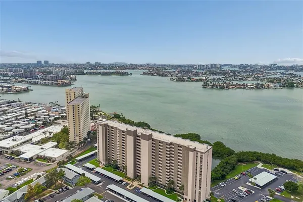 $2,300 | 7050 Sunset Drive South, Unit 605, South Pasadena, FL 33707