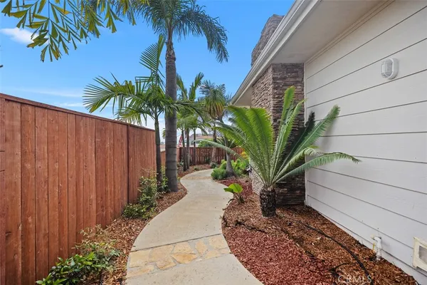 $6,950 | 246 West Escalones, San Clemente, CA 92672