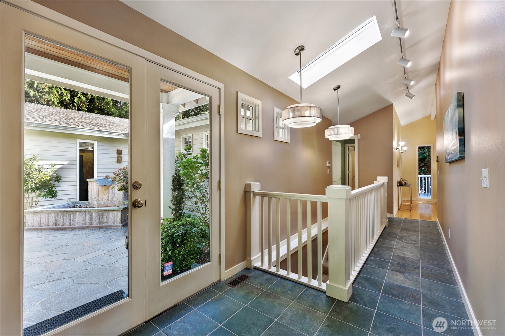 6720 West Mercer Way Mercer Island, WA 98040 - Photo 3 of 40 Gallery Image 3