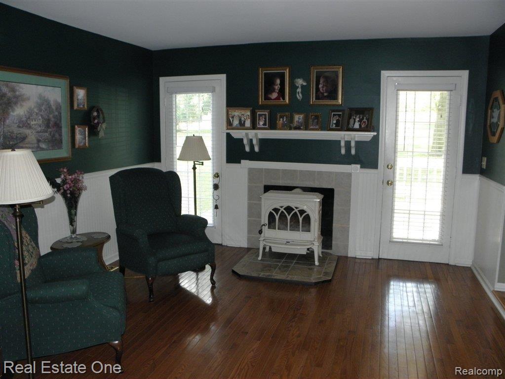 9450 Gibbs Road Clarkston, MI 48348 - Photo 6 of 11 living room