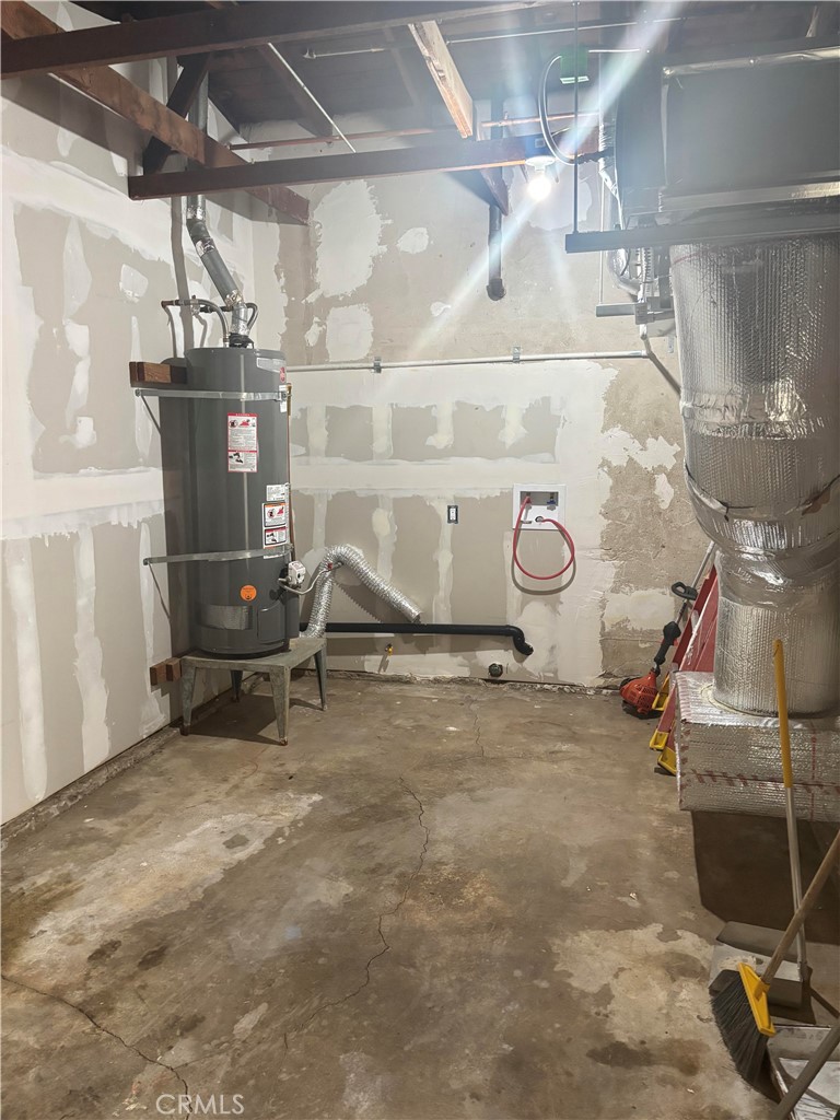 30627 Arlington Street Castaic, CA 91384 - Photo 8 of 12 One car attach garage