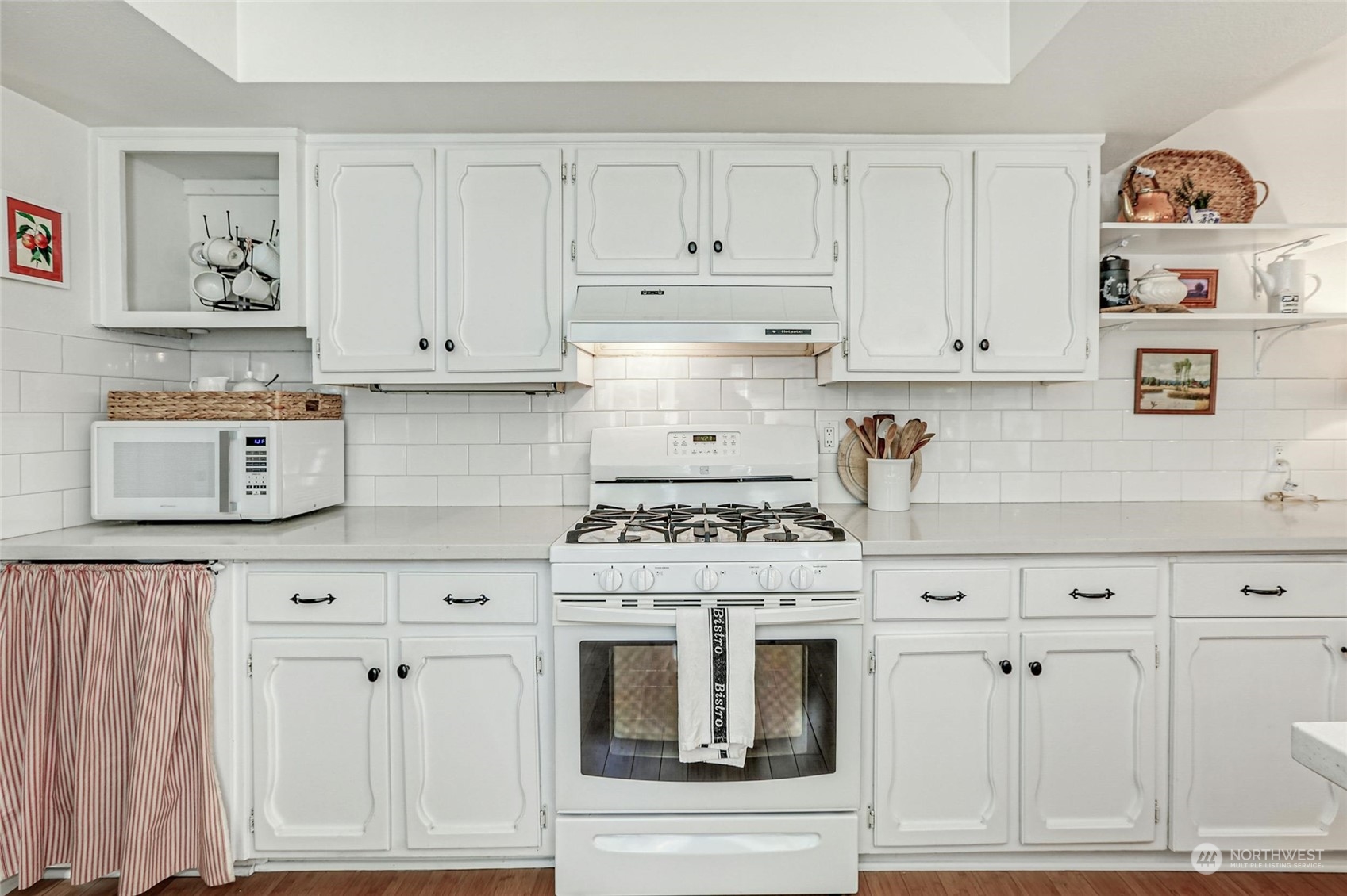 15629 Cascadian Way Bothell, WA 98012 - Photo 15 of 40 a kitchen with cabinets and a stove