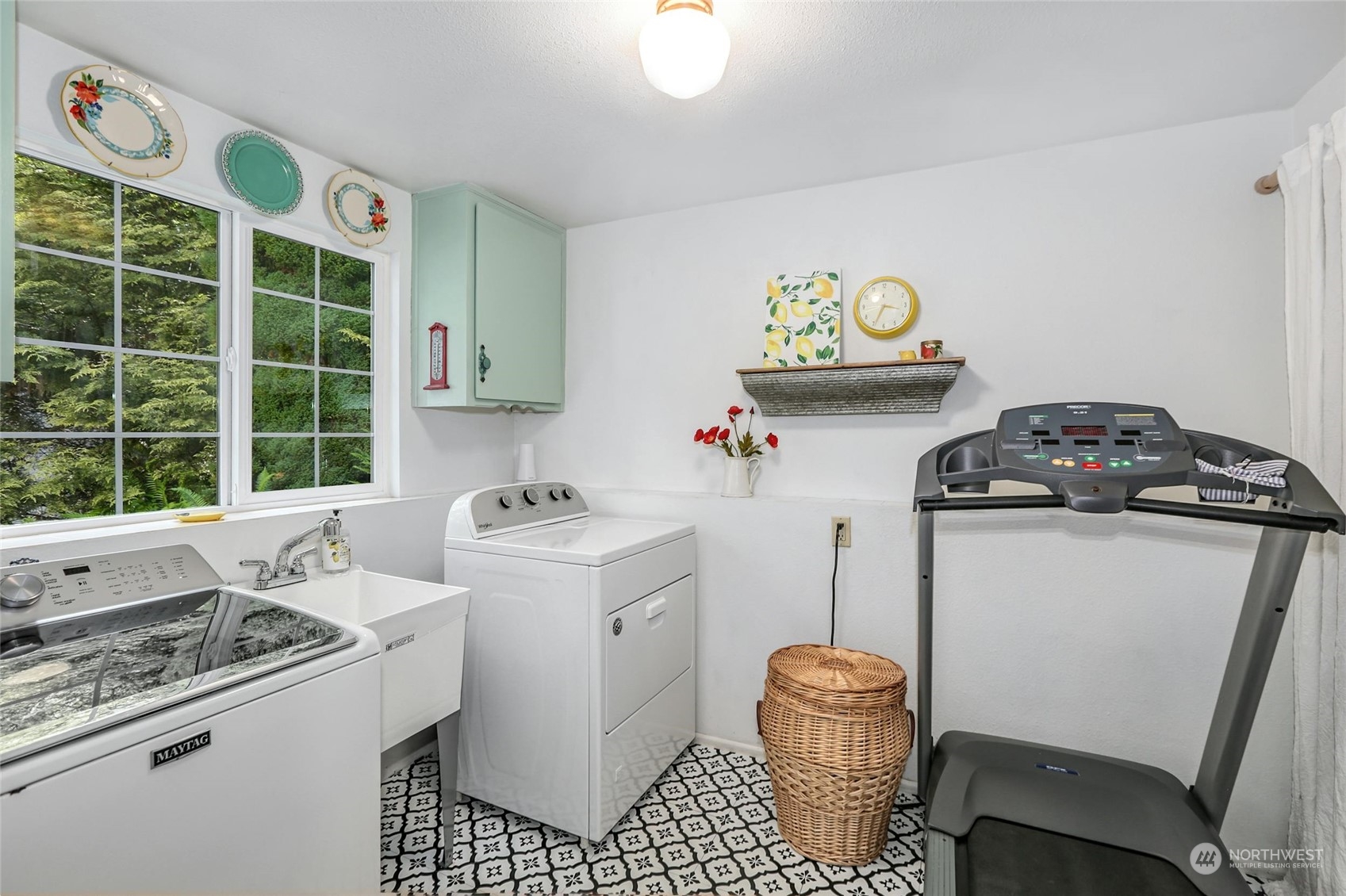 15629 Cascadian Way Bothell, WA 98012 - Photo 31 of 40 a bathroom with a sink a stove and a window