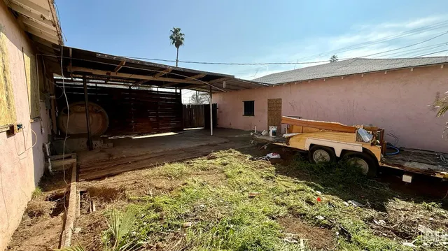 a view of a pathway of a house with wooden fence