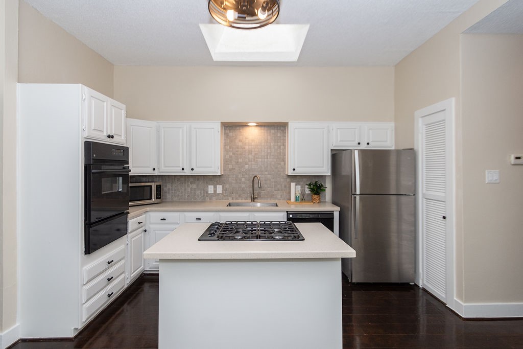 3909 Barnes Street Houston, TX 77007 - Photo 6 of 22 Large functional kitchen