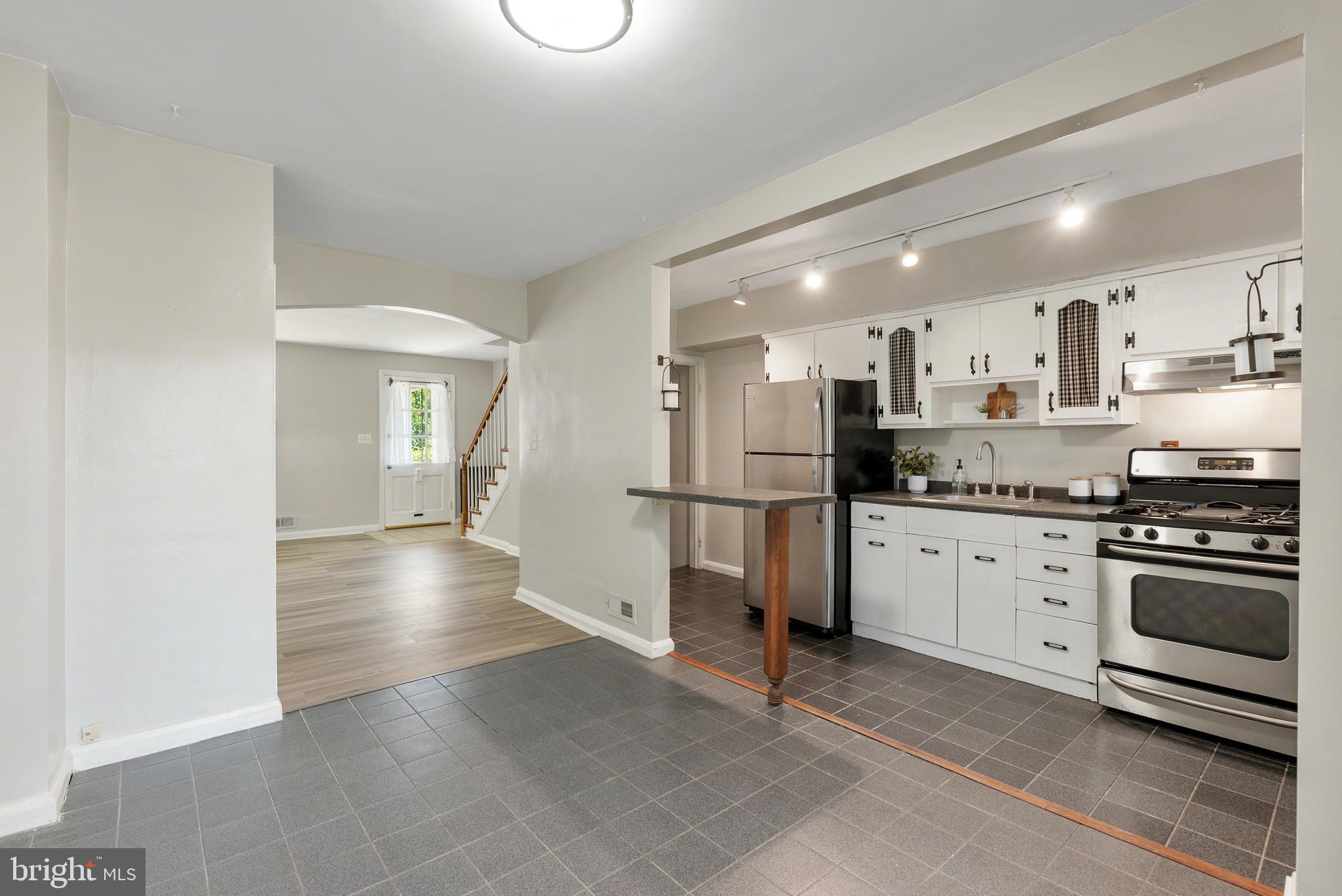 8324 Ridgely Oak Road Parkville, MD 21234 - Photo 11 of 36