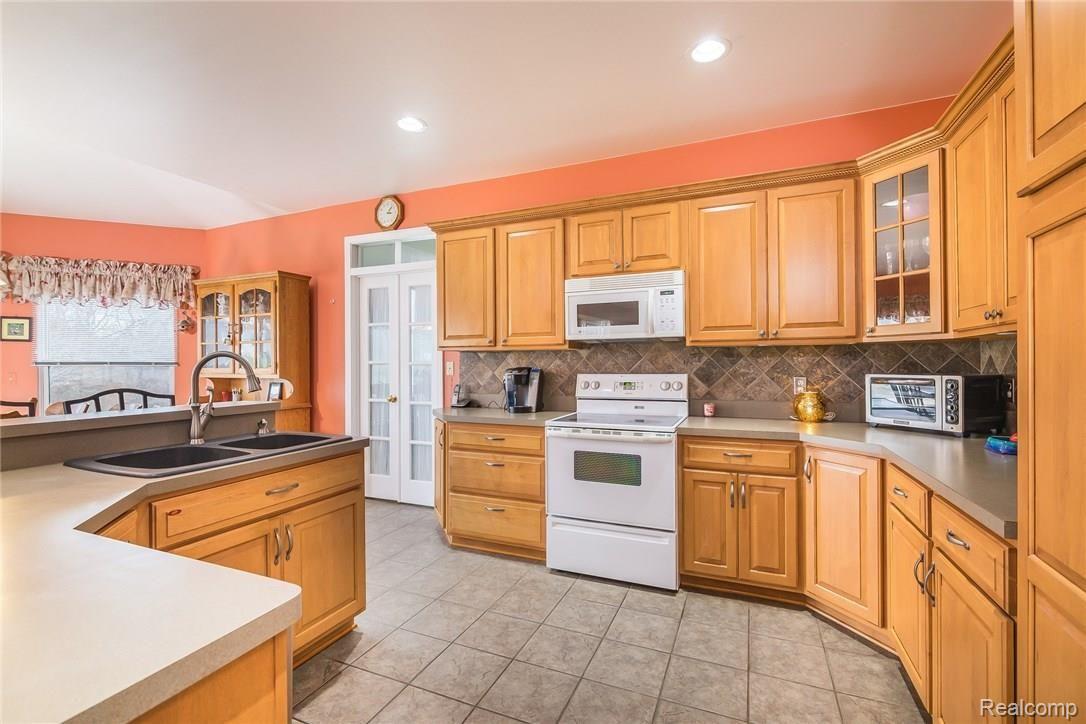 2516 Florence Drive Rochester, MI 48309 - Photo 15 of 46 015-3867407-medium.jpg