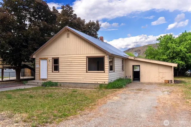 a view of a house with a yard