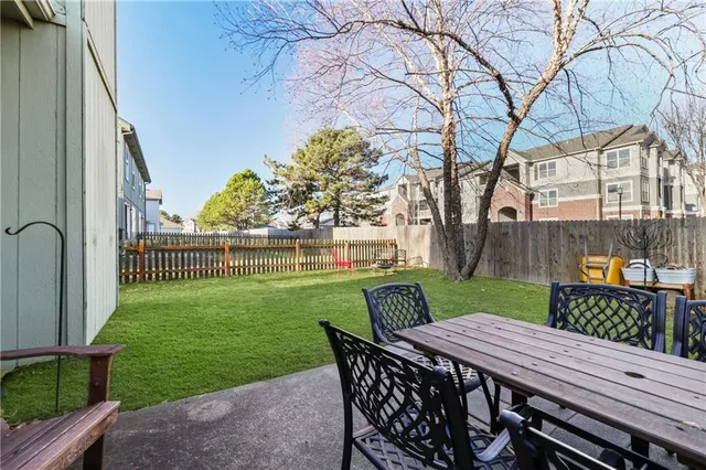 $262,000 | 627 Northeast Swann Circle, Lee's Summit, MO 64086