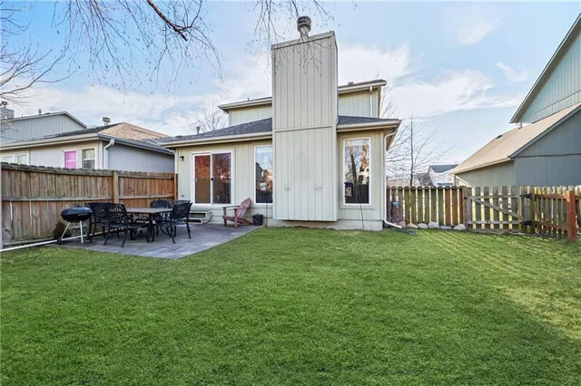 $262,000 | 627 Northeast Swann Circle, Lee's Summit, MO 64086