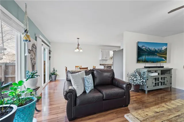 $262,000 | 627 Northeast Swann Circle, Lee's Summit, MO 64086