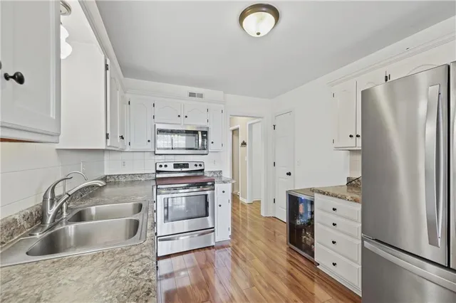 $262,000 | 627 Northeast Swann Circle, Lee's Summit, MO 64086