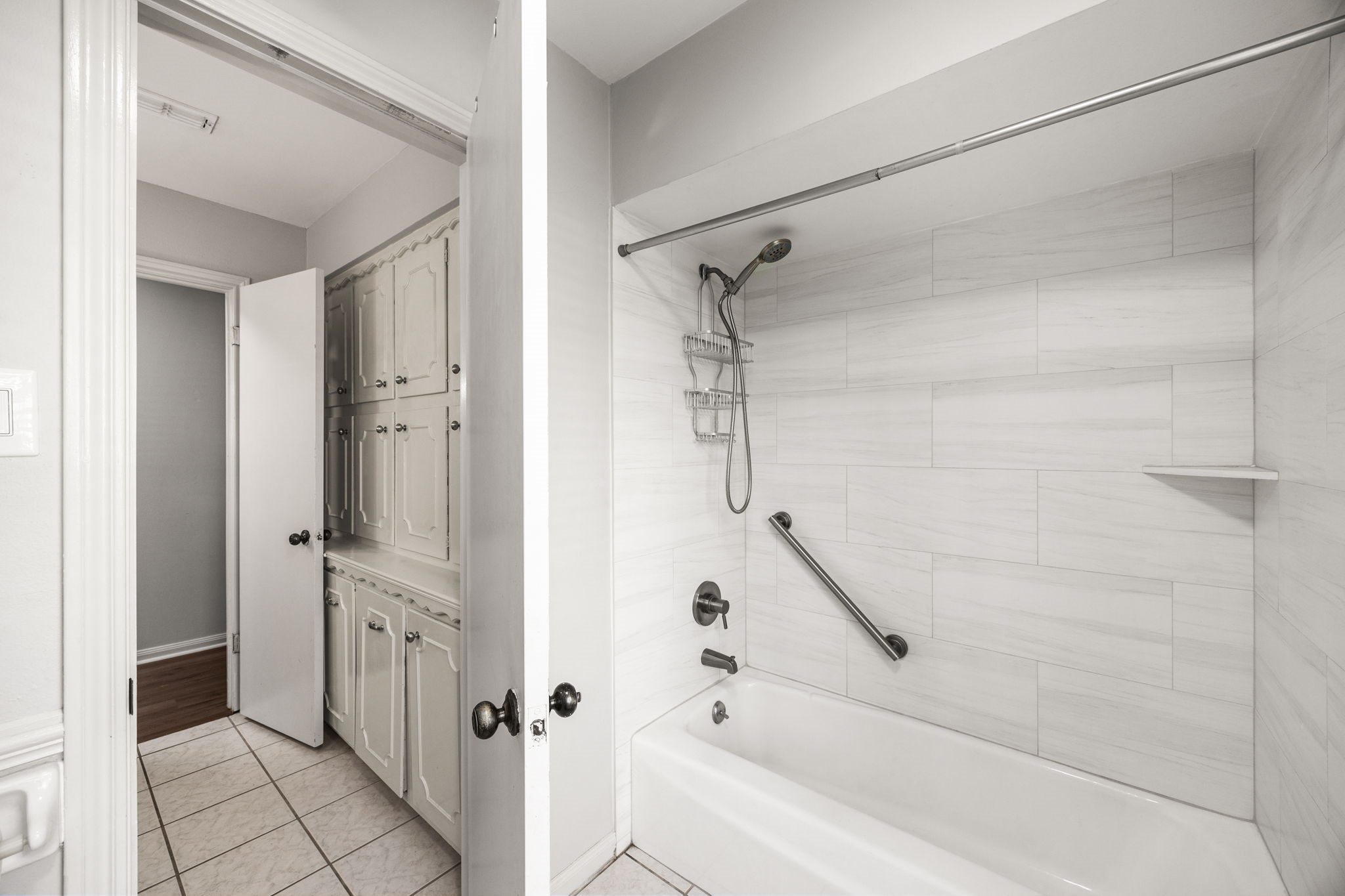 11223 Oak Spring Drive Houston, TX 77043 - Photo 19 of 32 Guest bath tub/shower combo.