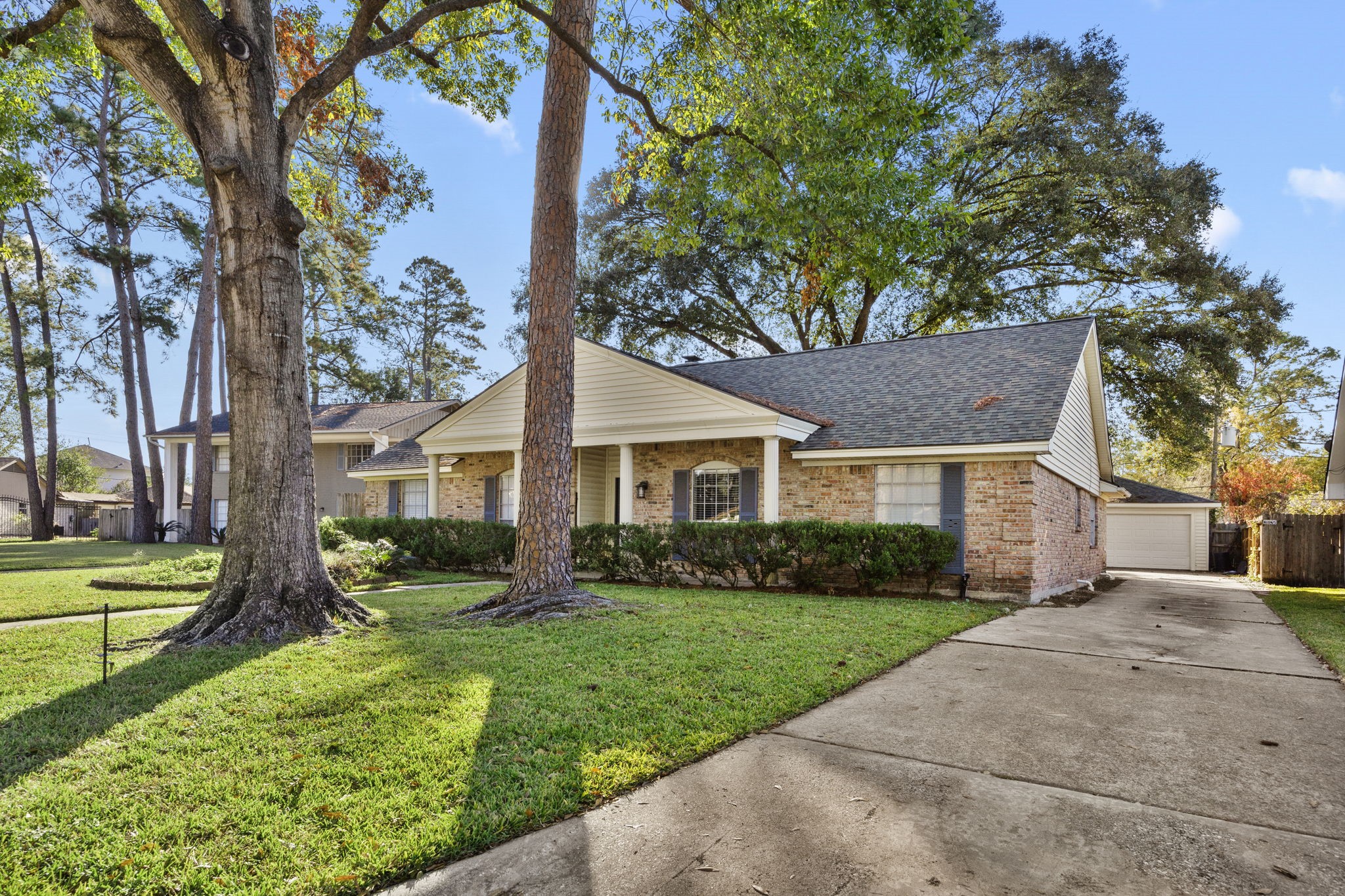 11223 Oak Spring Drive Houston, TX 77043 - Photo 2 of 32