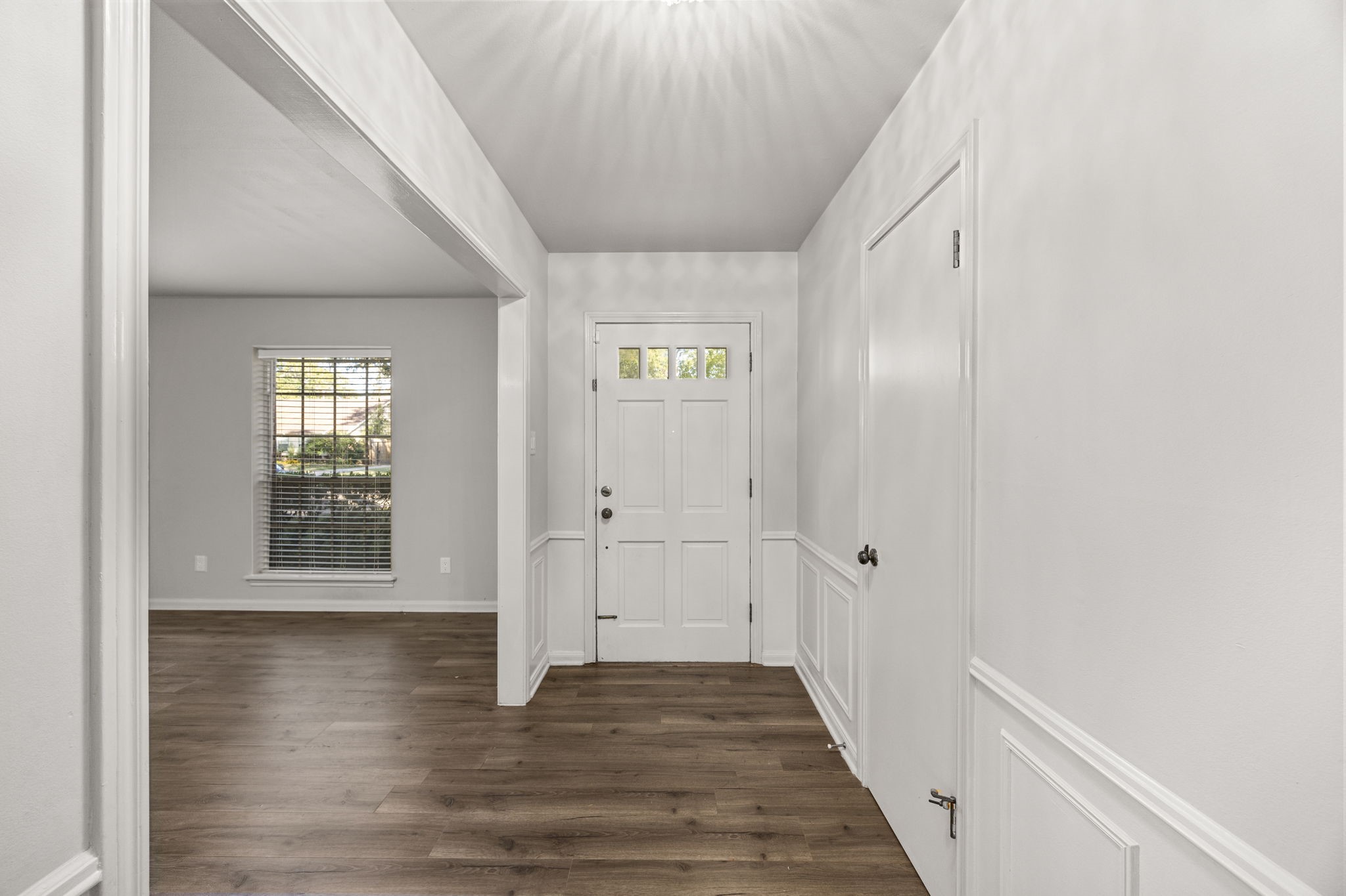 11223 Oak Spring Drive Houston, TX 77043 - Photo 4 of 32 Entry way