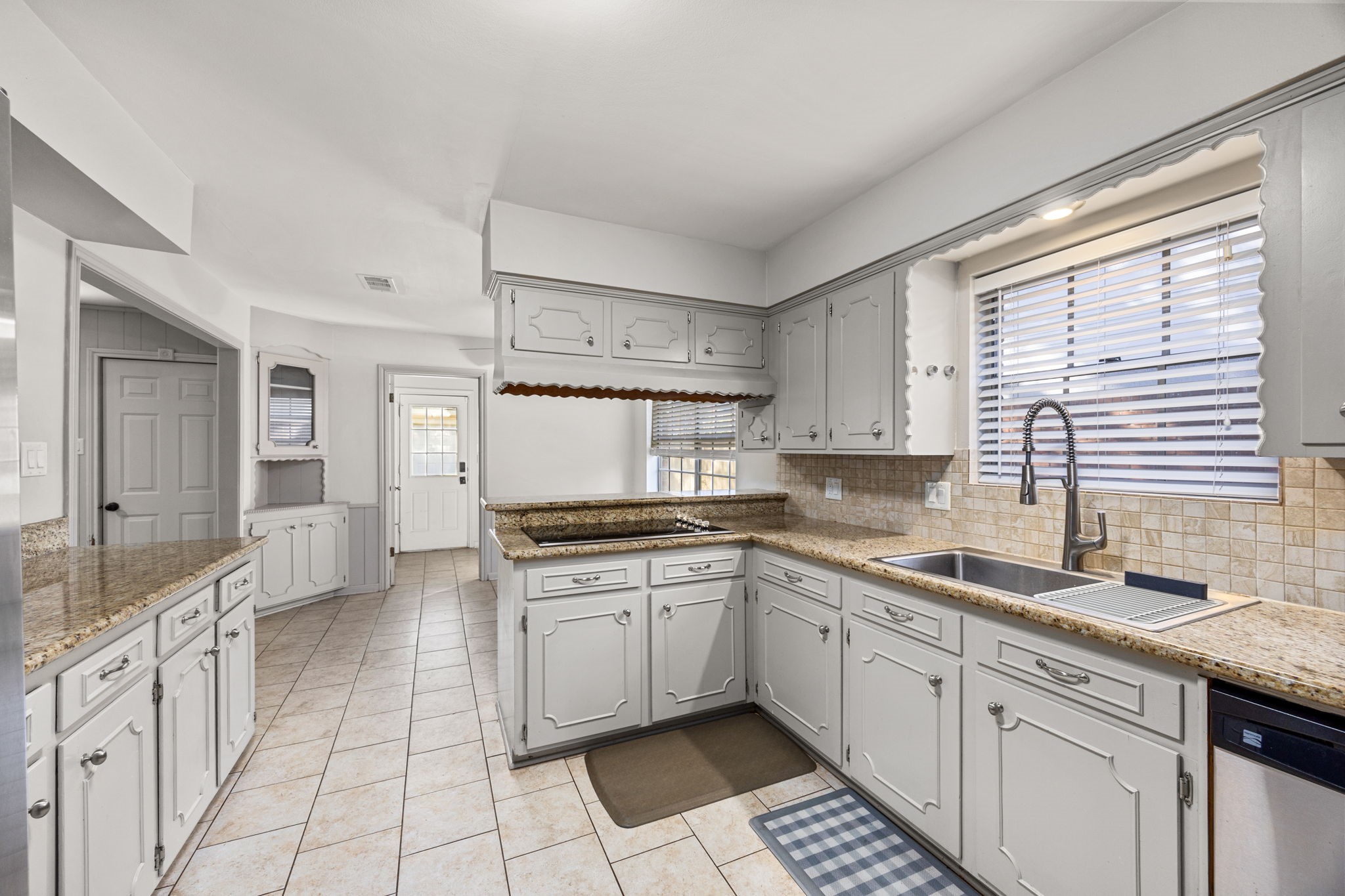 11223 Oak Spring Drive Houston, TX 77043 - Photo 9 of 32 Kitchen with electric cooktop.