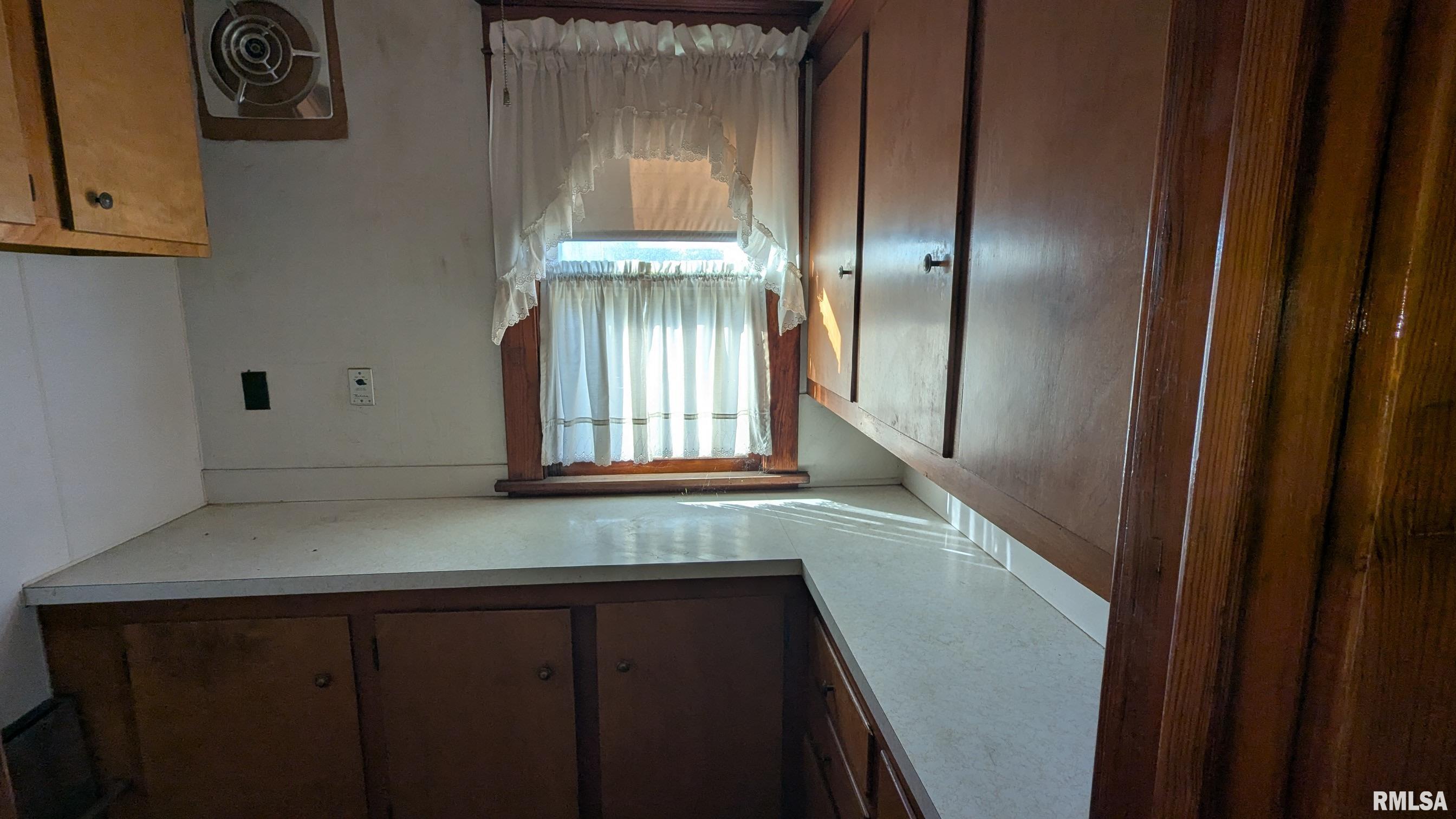 2013 16th Street Moline, IL 61265 - Photo 3 of 17