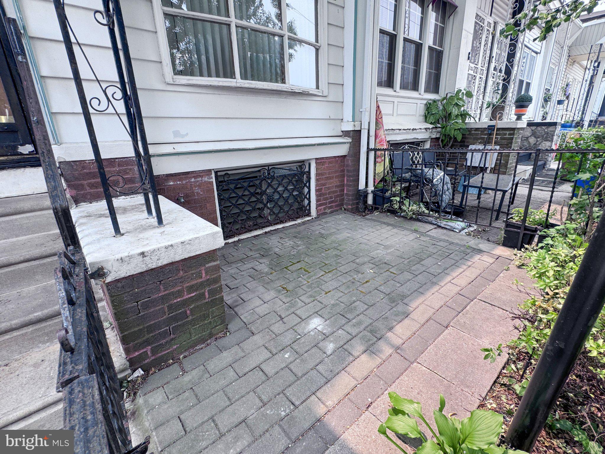 5916 Nassau Road Philadelphia, PA 19151 - Photo 5 of 22 Front patio