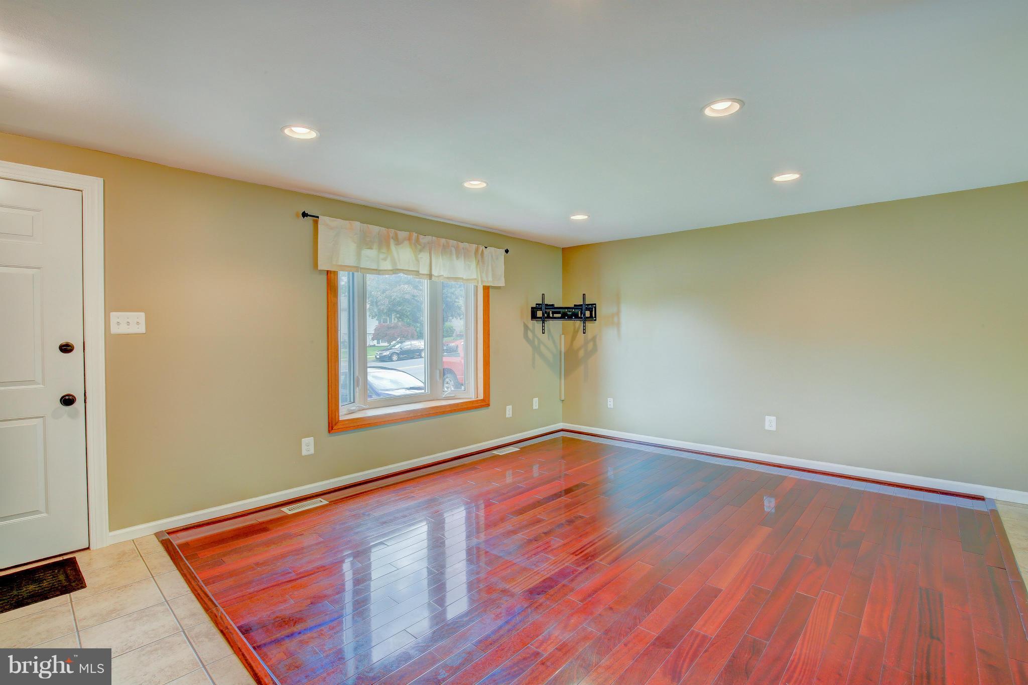 324 Royer Road Westminster, MD 21158 - Photo 8 of 29 Living Room