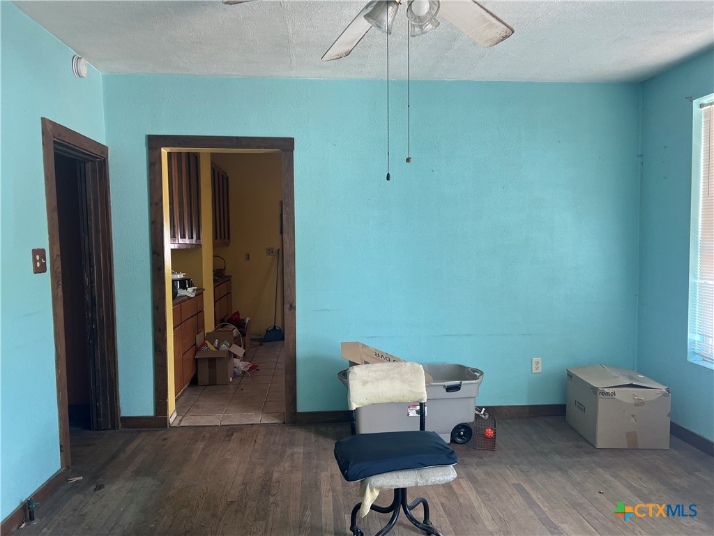 612 South 7th Street Temple, TX 76504 - Photo 19 of 43 a room with furniture and a window