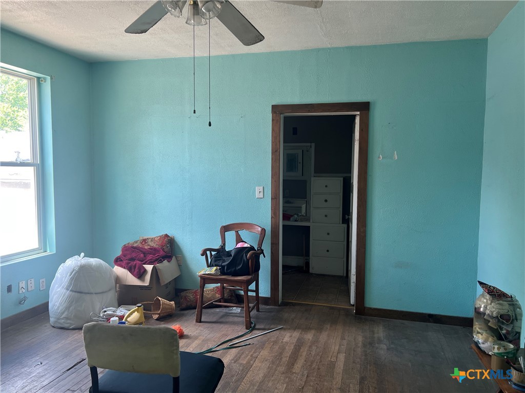 612 South 7th Street Temple, TX 76504 - Photo 20 of 43 a living room with furniture and a window