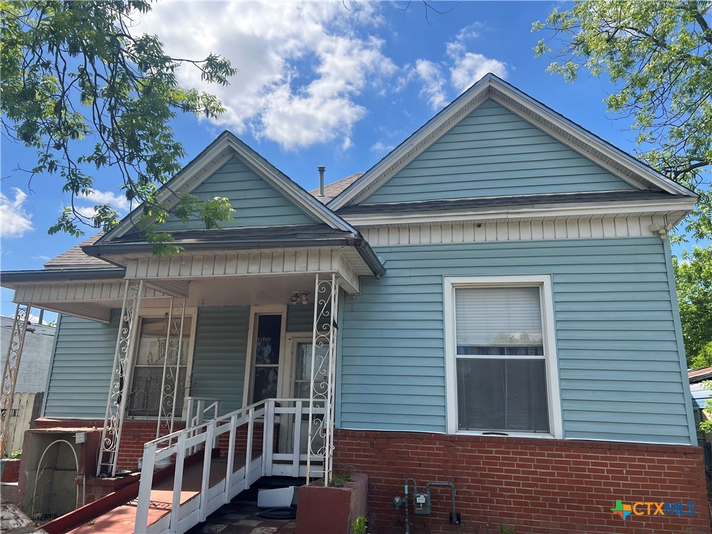 612 South 7th Street Temple, TX 76504 - Photo 2 of 43 a view of house with roof deck