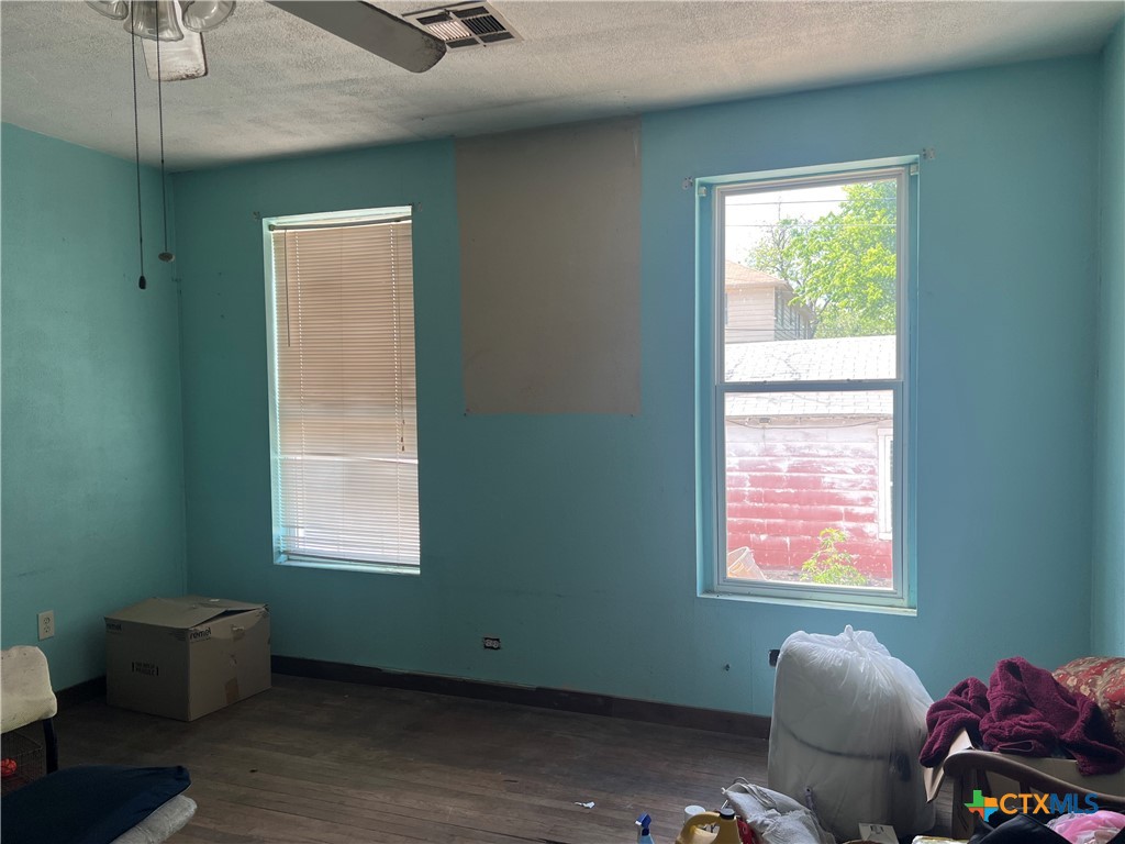 612 South 7th Street Temple, TX 76504 - Photo 21 of 43 a room with furniture and two window