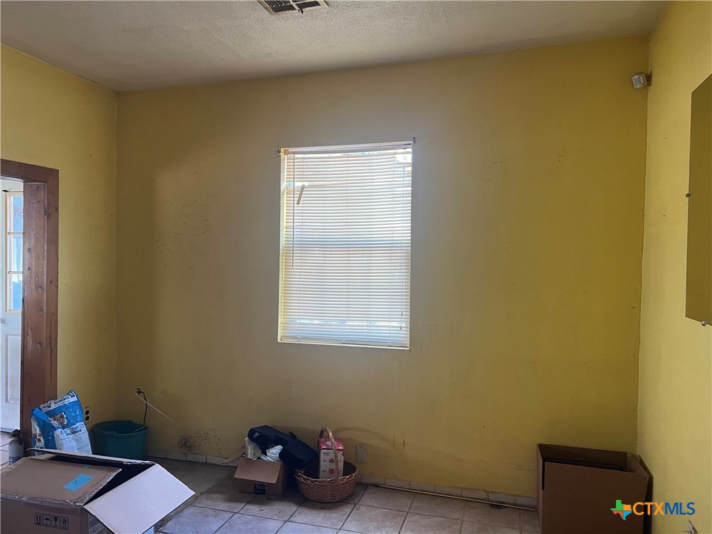 612 South 7th Street Temple, TX 76504 - Photo 25 of 43 a room with a window
