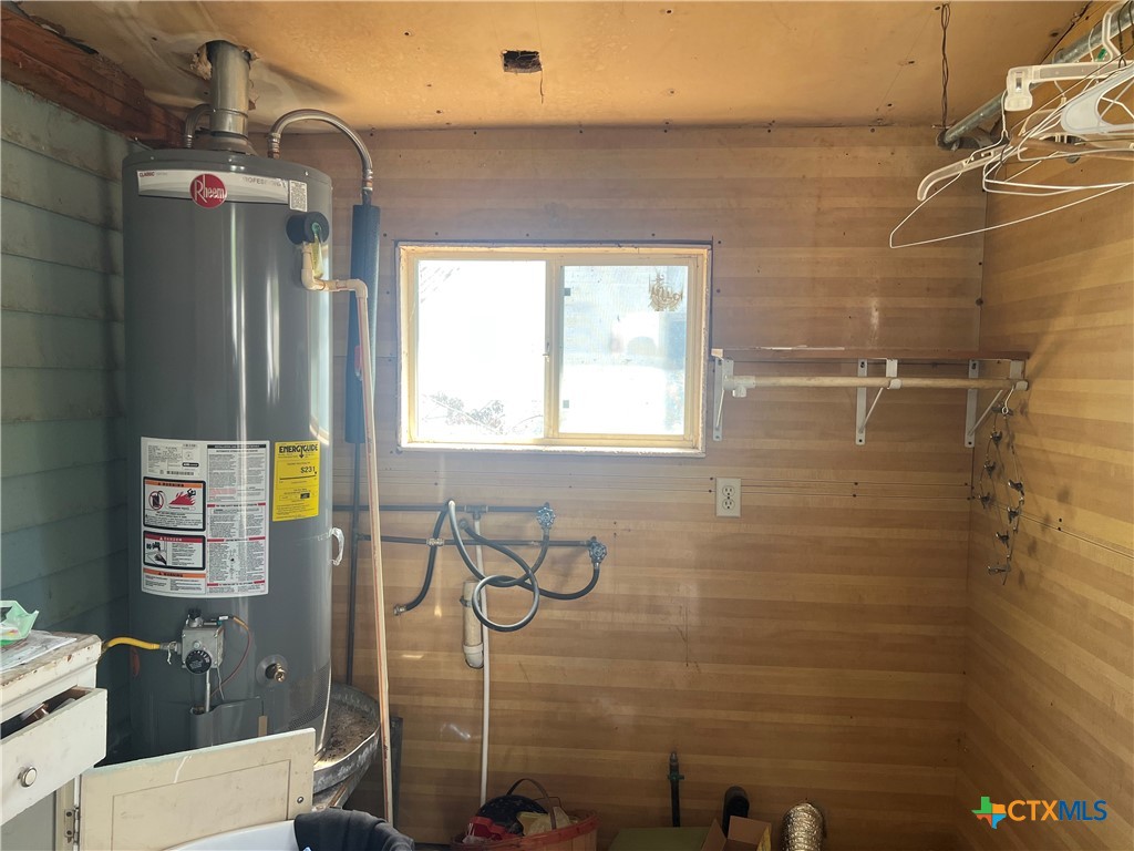 612 South 7th Street Temple, TX 76504 - Photo 29 of 43 a bathroom with a shower