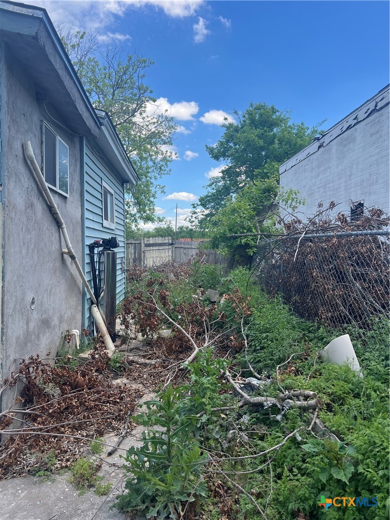 612 South 7th Street Temple, TX 76504 - Photo 31 of 43 a backyard of a house with lots of green space