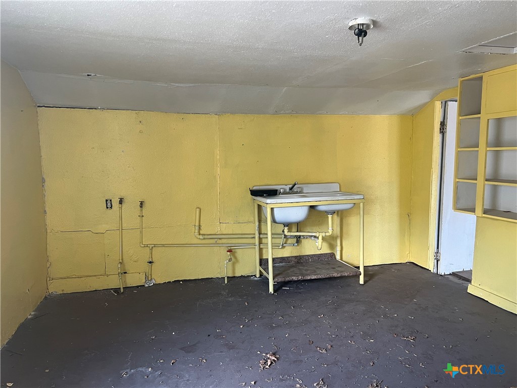 612 South 7th Street Temple, TX 76504 - Photo 33 of 43 a room with a table and chairs