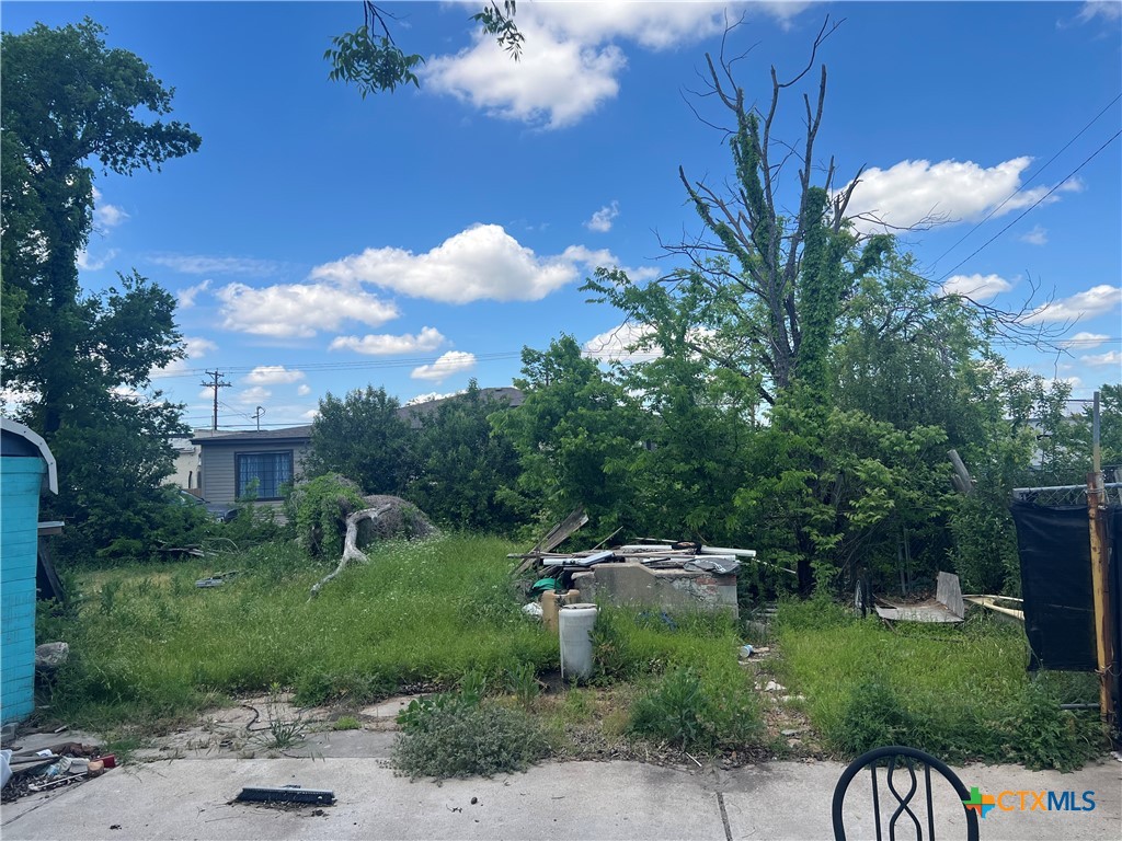 612 South 7th Street Temple, TX 76504 - Photo 40 of 43 a backyard of a house with table and chairs