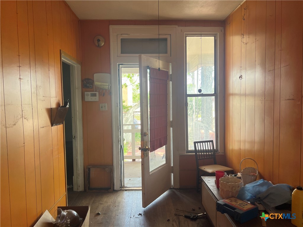 612 South 7th Street Temple, TX 76504 - Photo 4 of 43 a room with furniture and two windows