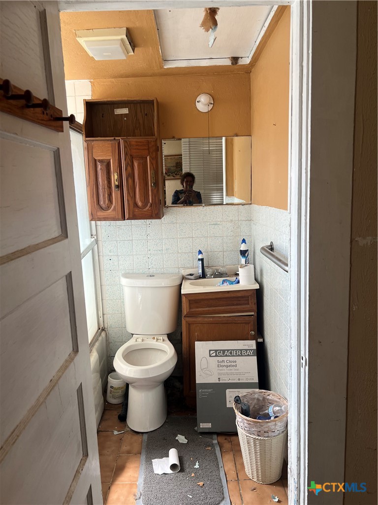 612 South 7th Street Temple, TX 76504 - Photo 8 of 43 a bathroom with a toilet and a sink