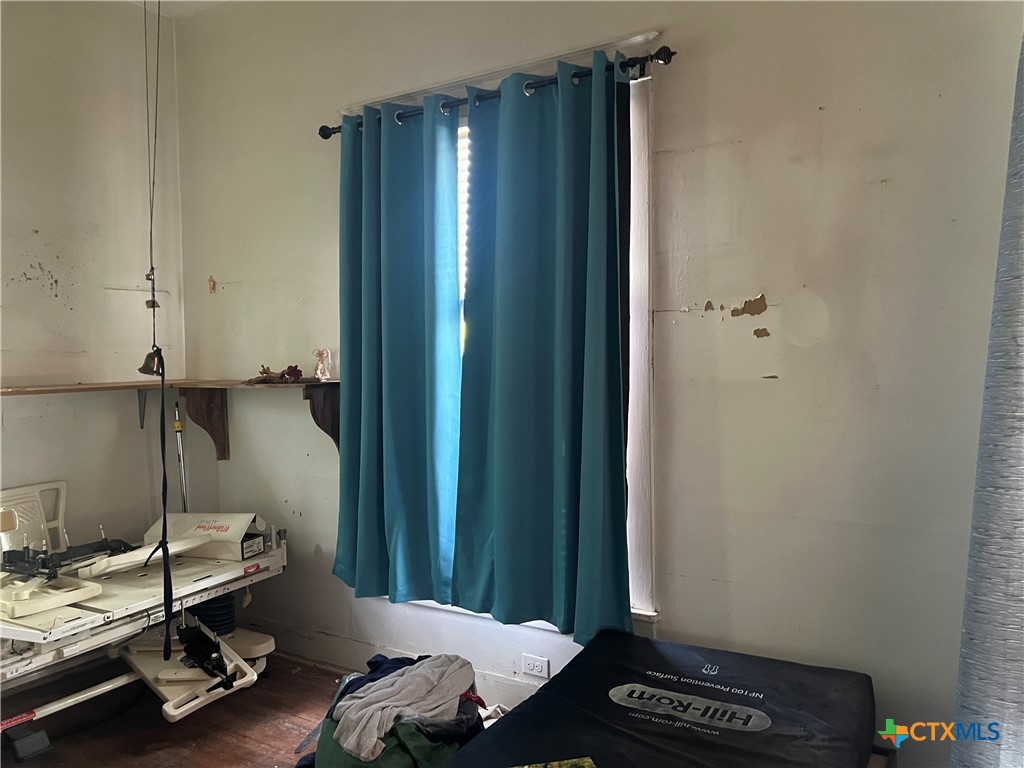 612 South 7th Street Temple, TX 76504 - Photo 9 of 43 a bathroom with a sink and a mirror