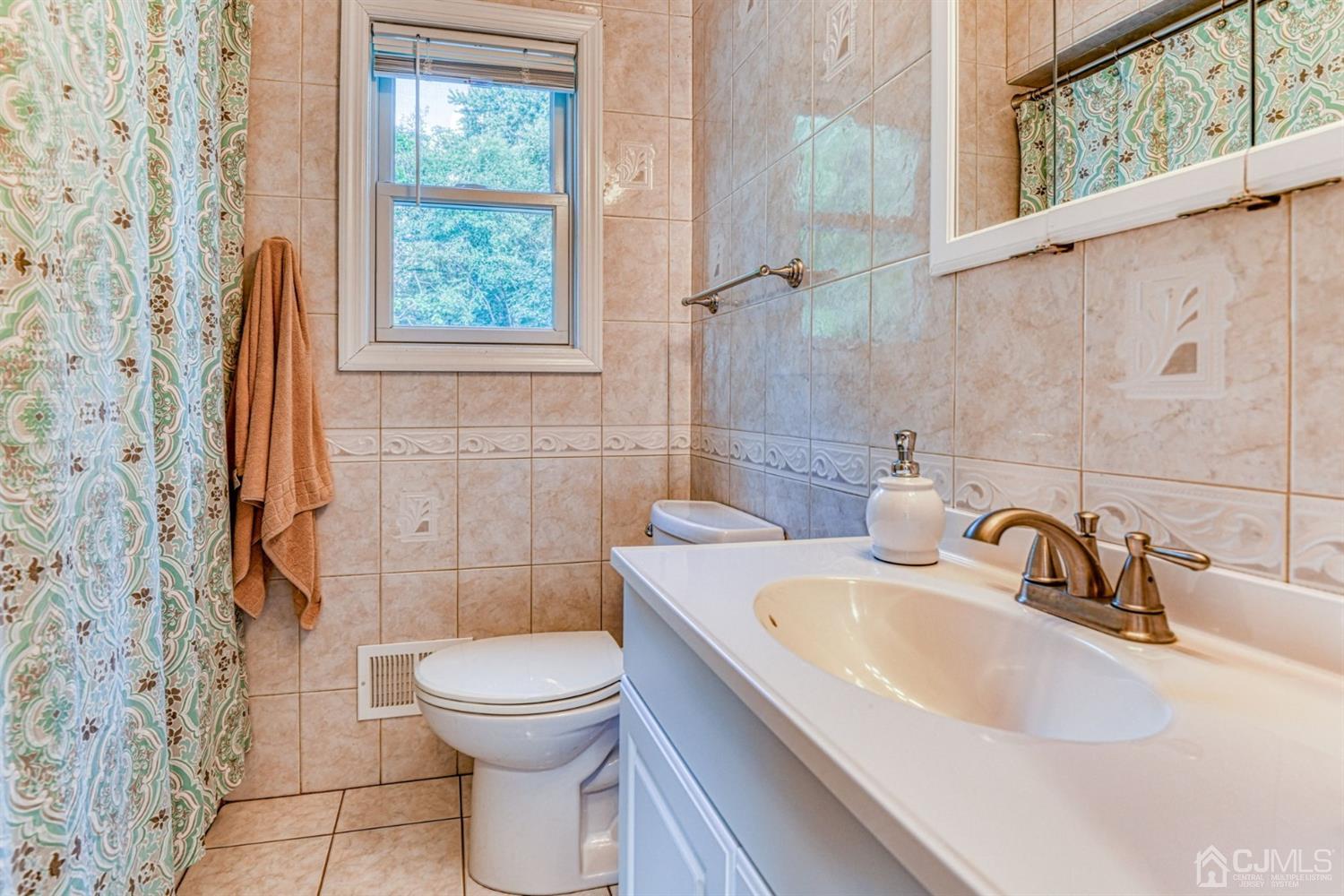 18 Mimi Road Old Bridge, NJ 08857 - Photo 17 of 33 Full bath with tub!