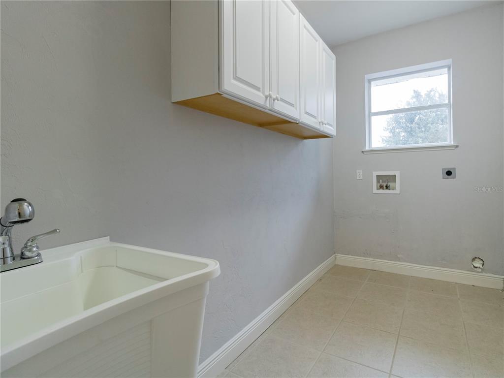 14001 Northwest 9th Road Newberry, FL 32669 - Photo 15 of 17 a bathroom with a sink and window
