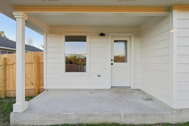a view of a house with backyard and garden
