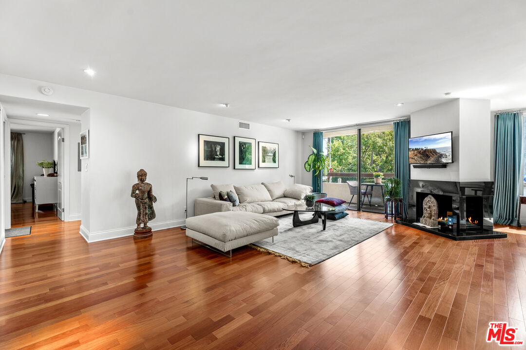 851 North Kings Road, Unit 102 West Hollywood, CA 90069 - Photo 3 of 31