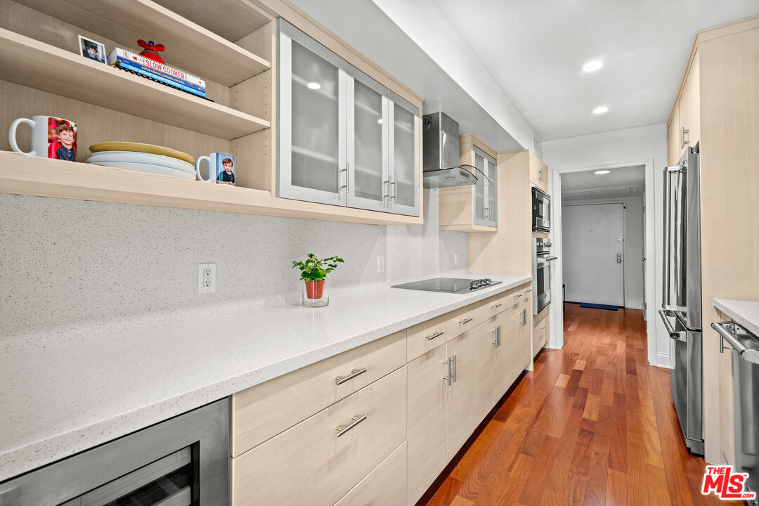 851 North Kings Road, Unit 102 West Hollywood, CA 90069 - Photo 8 of 31