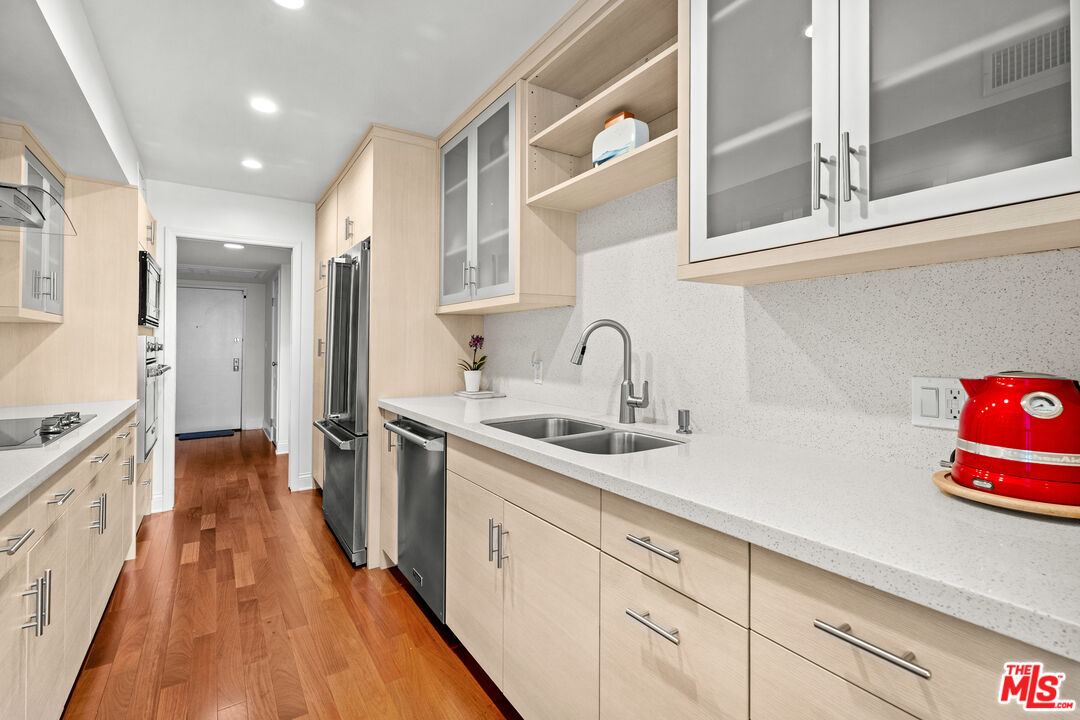 851 North Kings Road, Unit 102 West Hollywood, CA 90069 - Photo 9 of 31