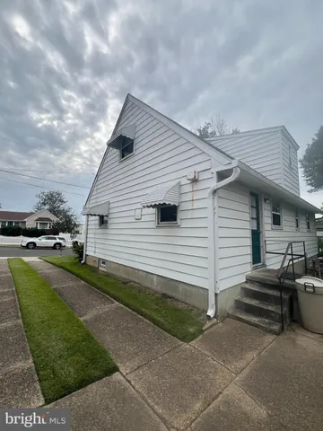 a view of a house with backyard