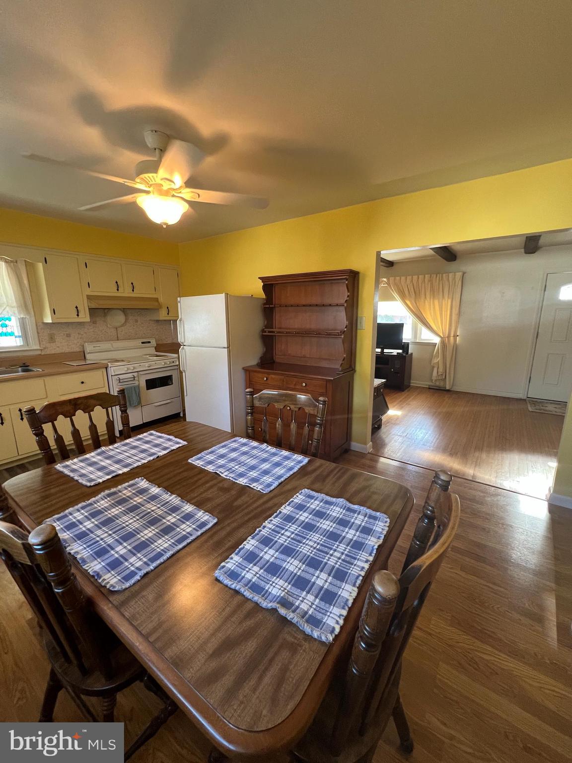 301 Murray Avenue Bellmawr, NJ 08031 - Photo 6 of 36 a terrace with a table and chairs