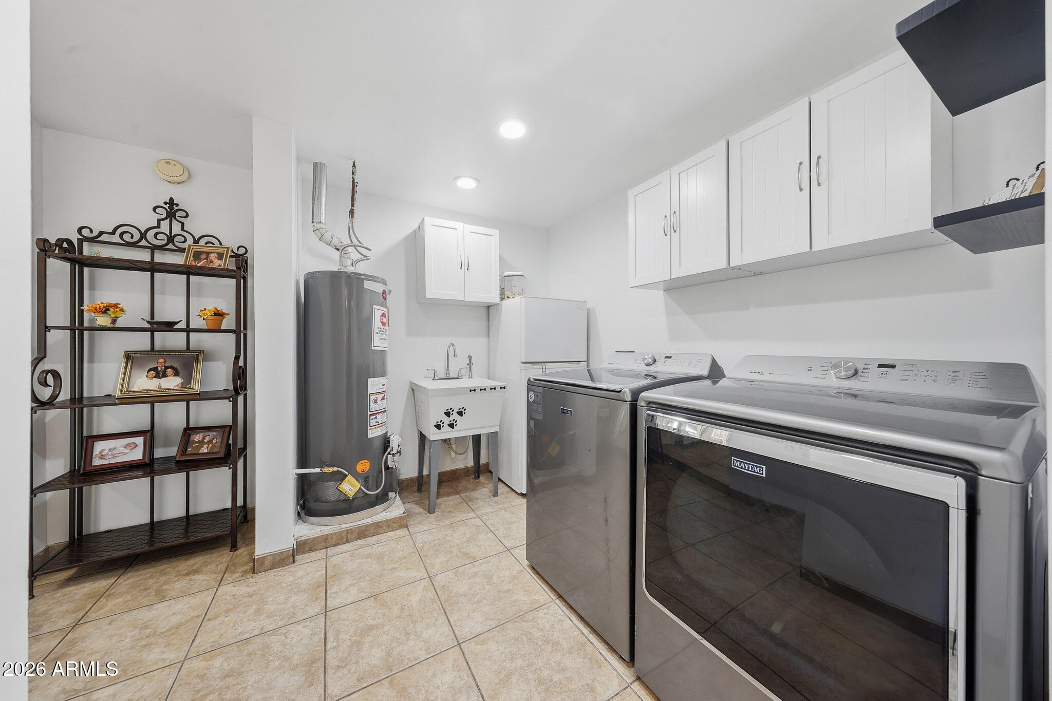 4108 East Edgemont Avenue Phoenix, AZ 85018 - Photo 28 of 118 a kitchen with a stove and a refrigerator