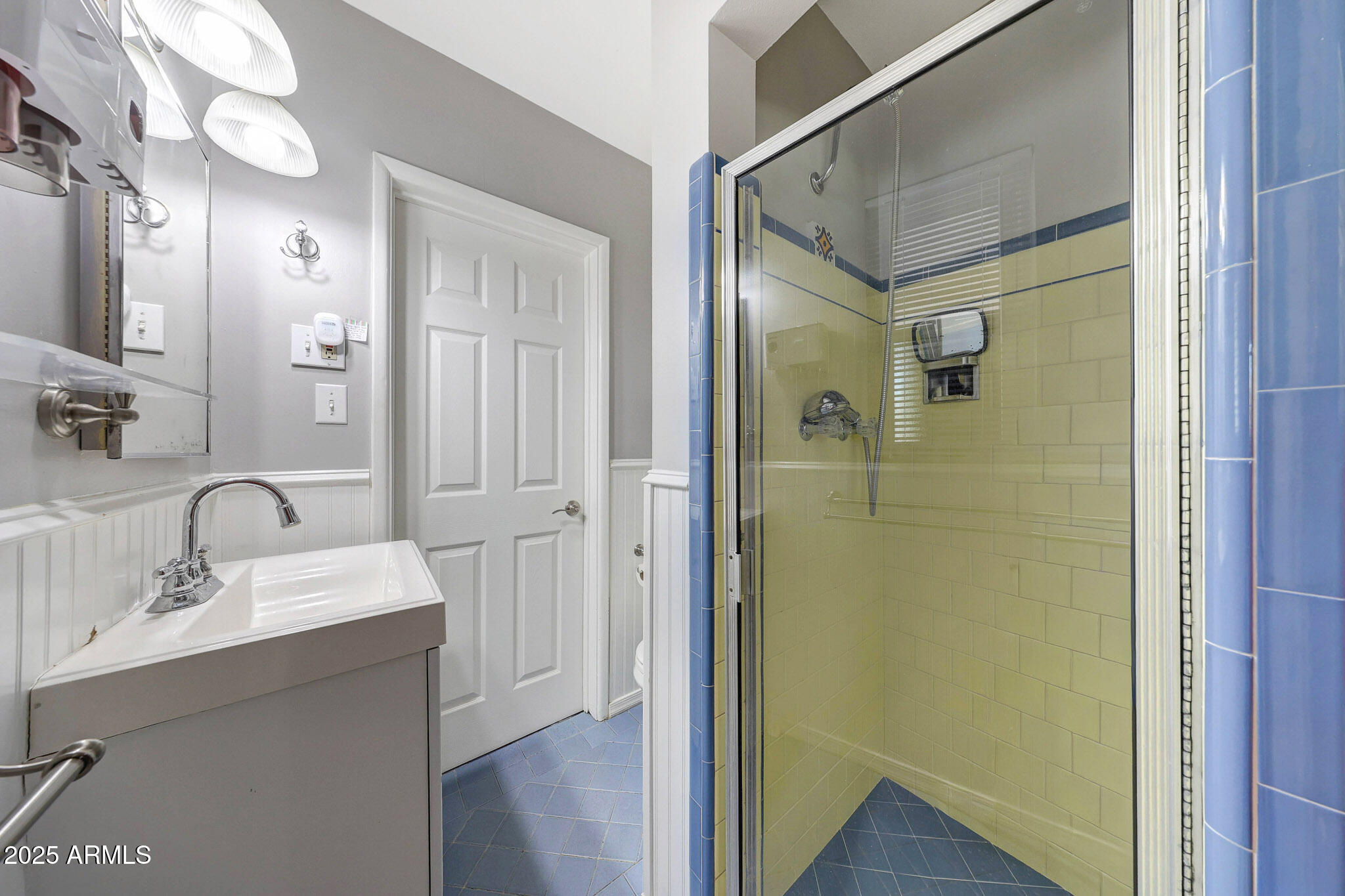 4108 East Edgemont Avenue Phoenix, AZ 85018 - Photo 34 of 118 a bathroom with a shower sink and mirror