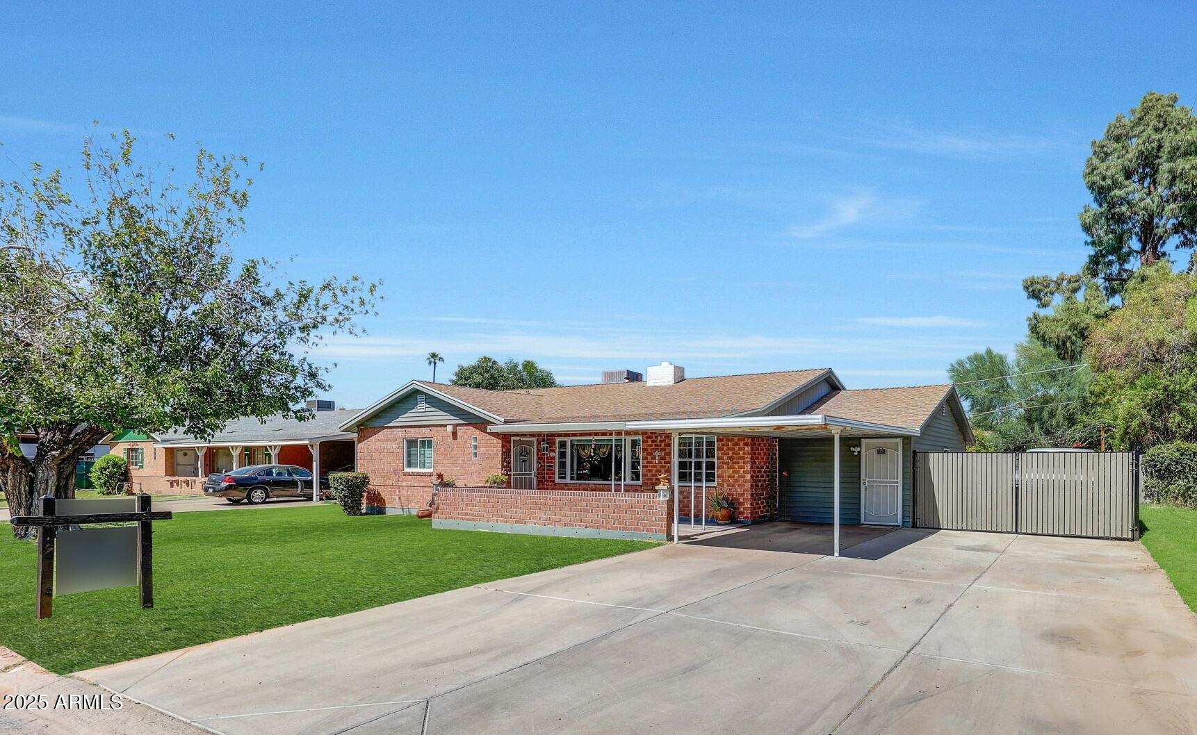 4108 East Edgemont Avenue Phoenix, AZ 85018 - Photo 5 of 118 GRASS (2)